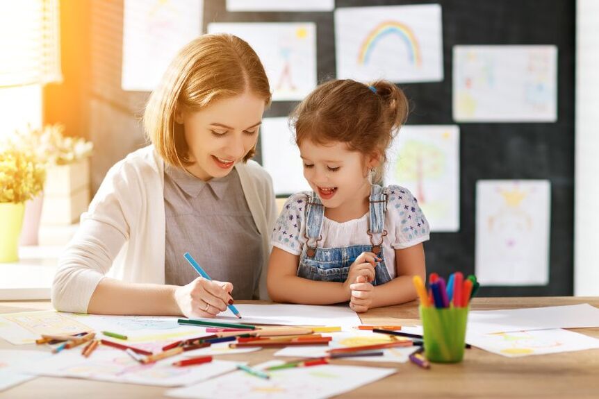 Repair clothes instead of throwing them away with KnowS Young woman mends a blue winter jacket – sustainable neighbourhood assistance and clothing repair with KnowS in Switzerland