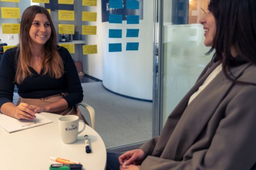 Zwei Frauen im Gespräch in freundlicher Atmosphäre – Symbol für digitale Nachbarschaftshilfe und Gemeinschaft mit KnowS in der Schweiz.