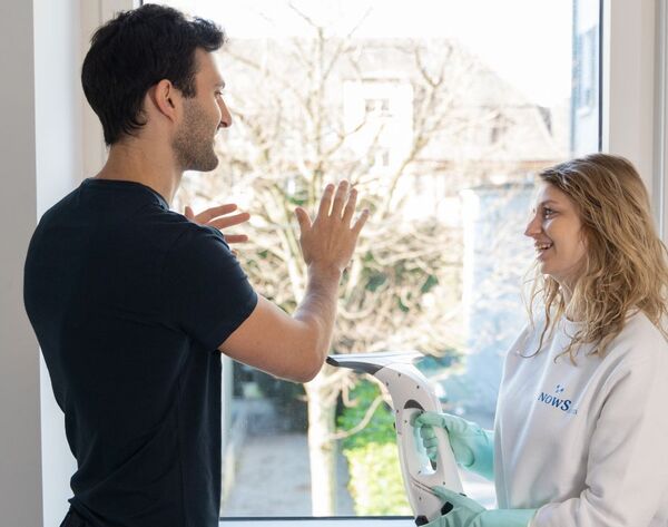 A man and a woman working together to clean windows, symbolic image for domestic help and everyday support via KnowS in Switzerland