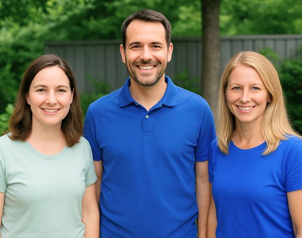 Three satisfied individuals, two women and one man, smile at the camera – a symbolic image representing positive experiences with domestic helpers and tradespeople via KnowS in Switzerland.