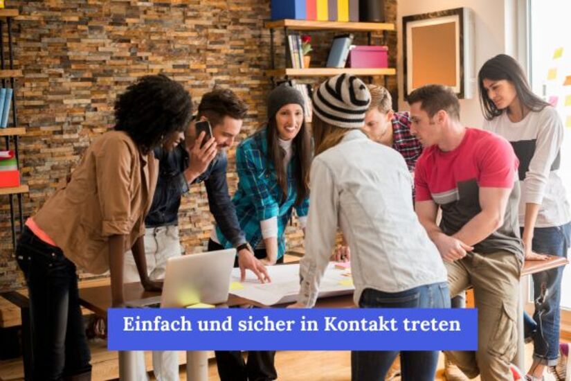 Einfach und sicher in Kontakt treten über KnowS Gruppe junger Menschen arbeitet gemeinsam an einem Tisch, dazu Hinweis auf einfaches und sicheres Kontakttreten über KnowS