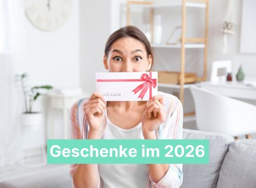 Frau hält ein kleines Geschenk in der Hand, Symbolbild für die KnowS Wintergeschenke 2025