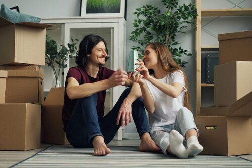 Drei Menschen lächeln in die Kamera – Symbol für Nachbarschaftshilfe und Gemeinschaft über die Plattform KnowS in der Schweiz.