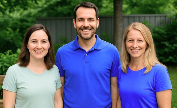 Drei Personen lächeln in die Kamera - unsere Kundenstimmen zu Umzugshilfe mit KnowS