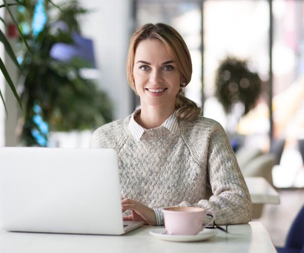 Woman on laptop creating a query on KnowS