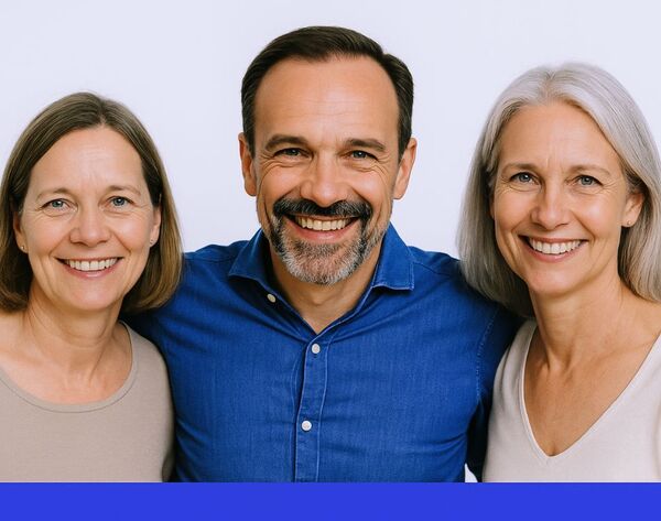 Drei zufriedene Personen, zwei Frauen und ein Mann, lächeln in die Kamera – Symbolbild für positive Erfahrungen mit Haushaltshilfen und Handwerkern über KnowS in der Schweiz