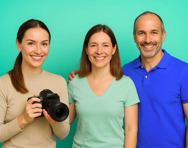 Drei freundlich lächelnde Personen mit Kamera, Symbolbild für Fotografen und Videografen bei KnowS