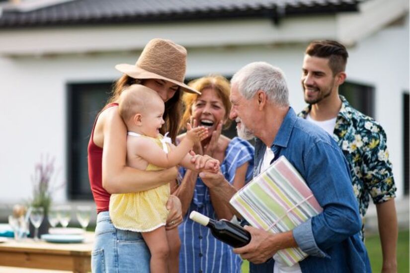 Familie in der Schweiz, die sich gegenseitig unterstützt – Symbol für nachhaltige Nachbarschaftshilfe über KnowS