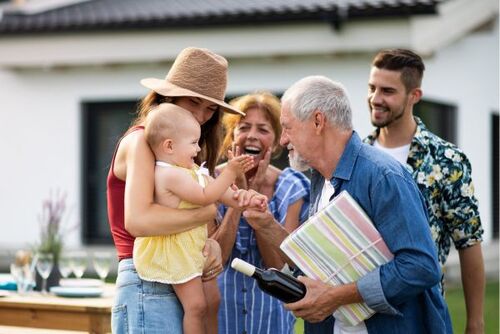 [Translate to Englisch:] Familie in der Schweiz, die sich gegenseitig unterstützt – Symbol für nachhaltige Nachbarschaftshilfe über KnowS