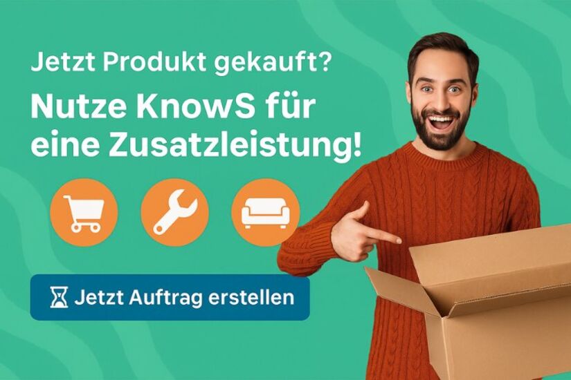 Lächelnder Mann hält Karton in den Händen vor türkisem Hintergrund mit Text „Nutze KnowS für eine Zusatzleistung“ - Symbolbild für Online-Kauf und lokale Hilfe