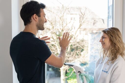 Dorfgemeinschaft in der Schweiz – Hilfsbereitschaft feiern Zwei junge Frauen lächeln bei einem Fest und halten Gläser in der Hand – Symbol für Gemeinschaft und gelebte Nachbarschaftshilfe in der Schweiz.