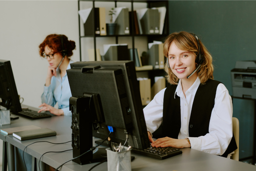 Zwei Frauen arbeiten im Büro an Computern – Symbol für administrative und IT-Dienstleistungen über KnowS in der Schweiz