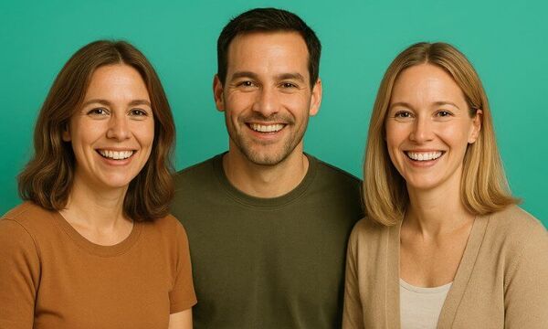 Customer reviews of KnowS – verified moving helpers in your area Three people smile at the camera—our customer testimonials about moving assistance with KnowS