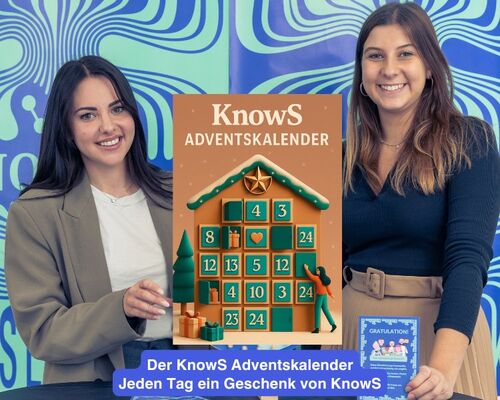 [Translate to Englisch:] Zwei Personen präsentieren den KnowS Adventskalender mit Türchen und Geschenken