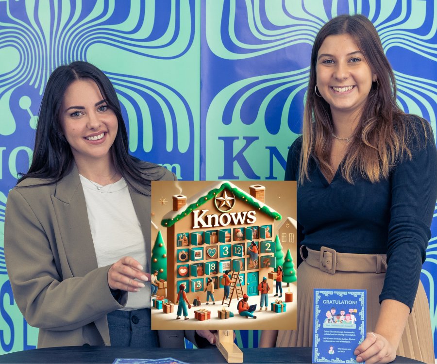KnowS Adventskalender 2025 - Unterstützung und tägliche Überraschungen Illustration des KnowS Adventskalenders mit winterlicher Szenerie und Menschen, die Türchen öffnen