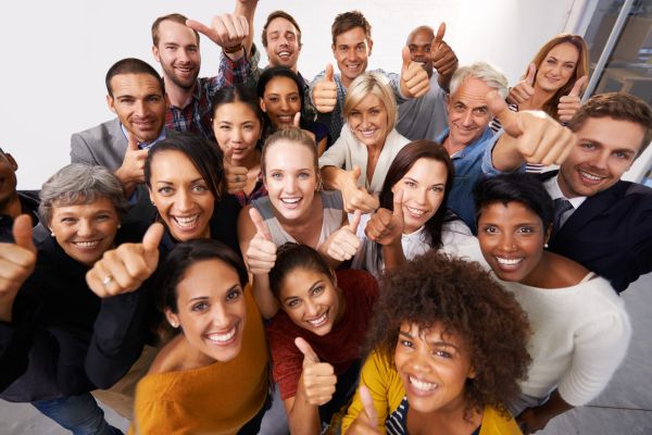 Gruppe lachender Menschen in der Schweiz – Symbol für Zusammenhalt und lokale Nachbarschaftshilfe über KnowS