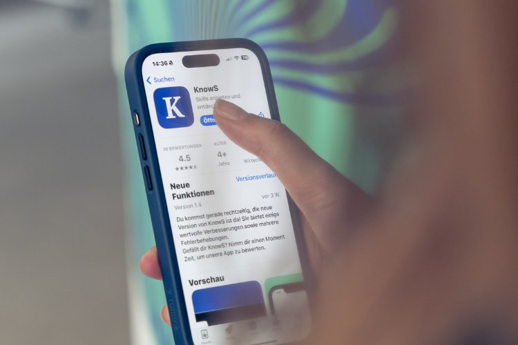 A person uses the KnowS app on their smartphone to create an order and find suitable service providers in Switzerland.