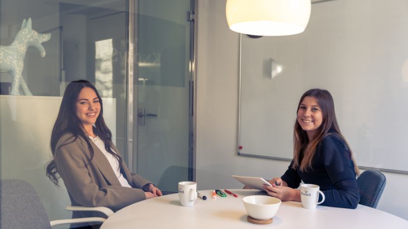 Zwei Frauen im Gespräch über Aufträge und Dienstleistungen bei KnowS – geprüfte Dienstleister in der Schweiz für Haushalt, Handwerk, Betreuung, Umzug, Events und mehr, jede Buchung automatisch durch Zurich Versicherung abgesichert.