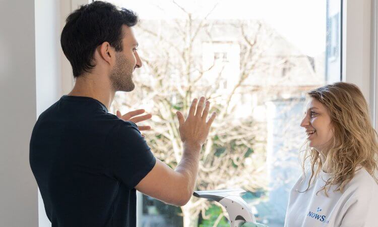 Haushaltshilfe in deiner Nähe finden Eine Haushaltshilfe von KnowS hilft einem Kunden beim Fensterputzen in Zürich