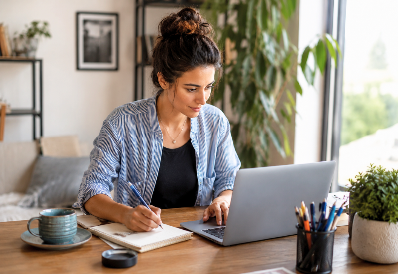 Person arbeitet flexibel am Laptop und verdient mit ihren Fähigkeiten nebenbei Geld in der Schweiz.