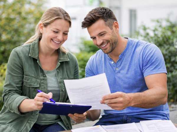Paar vergleicht mehrere Offerten nach veröffentlichtem Auftrag